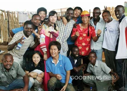 ▲ 부룬디 교회 청년들과 단기선교사들