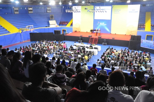 ▲ 마닐라시 산안드레스(San Andress) 스포츠강당에 1,100여명의 청소년들이 참석했다.