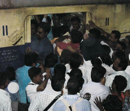 ▲ 뭄바이의 열차의 복잡한 모습.