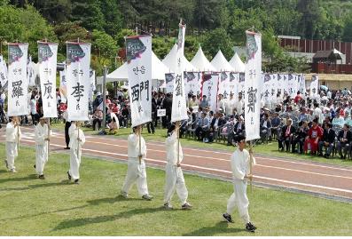 ▲ 문중을 대표하는 기수들이 각자의 '성씨'가 적힌 깃발을 들고 입장하고 있는 모습.