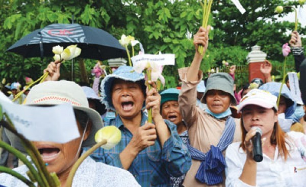 ▲ 캄보디아 븡꺽 주민들이 억울함을 호소하며 항의하고 있다.