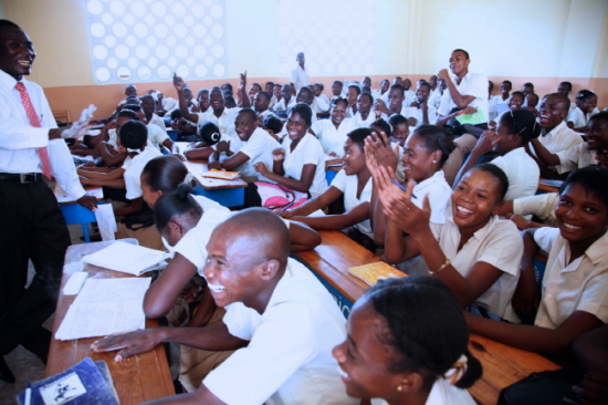 ▲ 2012 아이티 월드캠프를 진행하고 있는 국제청소년 연합(IYF)