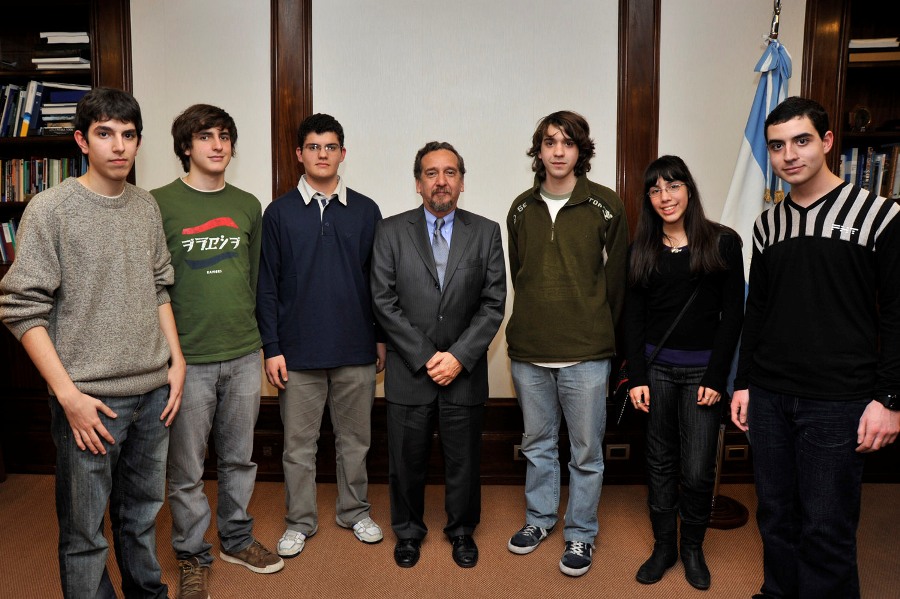 ▲ 아르헨티나 과학 기술부 장관(가운데)Lino Baranao와 제53회 국제 수학 올림피아드에 참석한 여섯명의 학생들