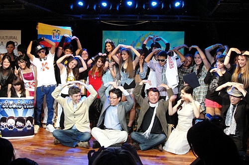 ▲ K-pop 대회 참가자들이 '한국 사랑해'를 외치고 있다.