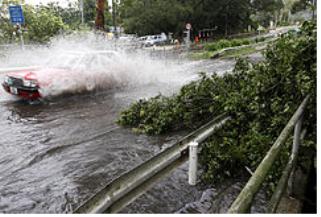 ▲ 태풍 비센트의 폭우로 인해 도로가 침수 된 광경