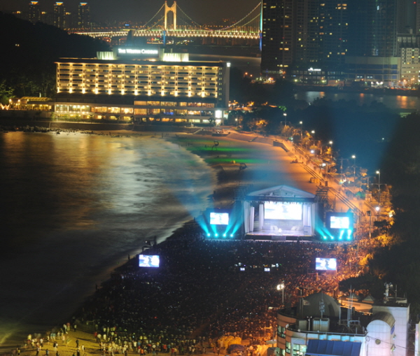 ▲ 2012 월드캠프 개막식을 한 해운대 백사장 3만 관객들과 함께..