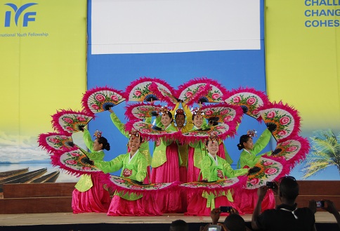 ▲ 대구링컨하우스스쿨 학생들의 부채춤 공연