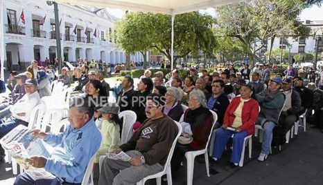 ▲ 시민들이 대통령 관저인 Palacio de Govierno앞에서 열린 기념식에 참석해 대통령의 연설을 듣고 있다.