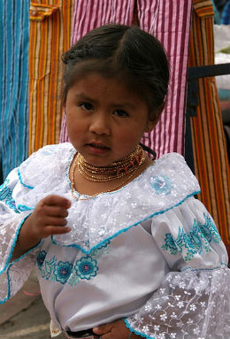 ▲ 전통의상을 입은 '인디헤나' 여자 어린아이(사진출처=Wikipedia)