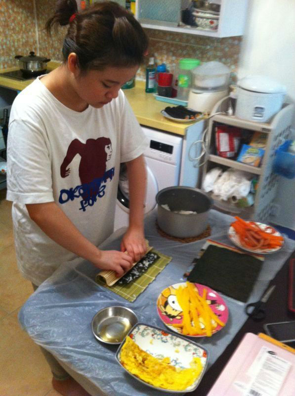 ▲ 김밥 마는 방법을 배운 정가이씨가 집에서 김밥을 만들고 있는 모습