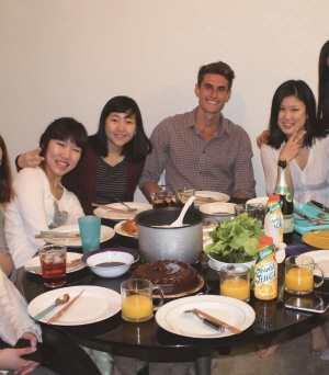 ▲ 친구들과 한국음식 파티 중 한컷 (왼쪽 박솔희)