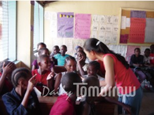 ▲ 탄자니아 다르에스살람의 한 초등학교에서 주말마다 한글을 가르칠 때.