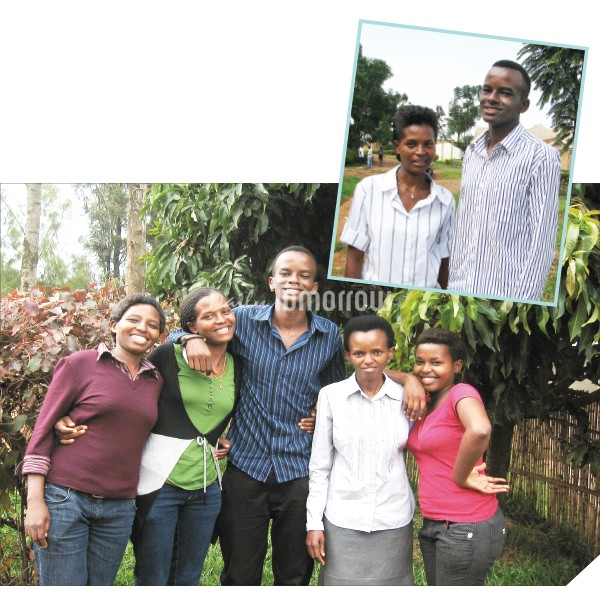 ▲ 작은 사진은 미케라Miquera와 사촌 동생 에릭Eric, 큰 사진은 미케라의 가족들. 왼쪽부터 작은 이모, 미케라, 에릭, 큰이모, 여동생이다.