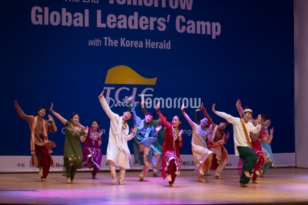 ▲ 신전공연인 인도 전통 댄스의 모습