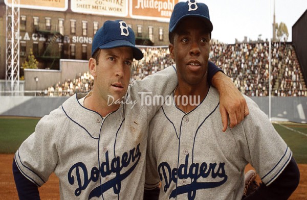 ▲ 야구 영화 <42> 흑인 선수와 그를 영입한 브루클린 다저스팀, 인종 차별에 대한 처절한 자기와의 싸움을 그린 영화. 주인공 재키는 후에 명예의 전당에 오르고 그의 등번호 42번은 다저스팀에서 영구적으로 결번이 된다.