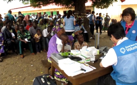 ▲ 베냉에 진행된 의료봉사에서는 사람들이 끝없이 몰려왔습니다. (사진=황효정)