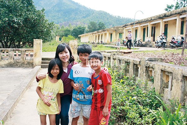 ▲ 베트남 하노이 외곽에 있는 깊은 산 속 나병 환자촌에서 만난 아이들과 함께.