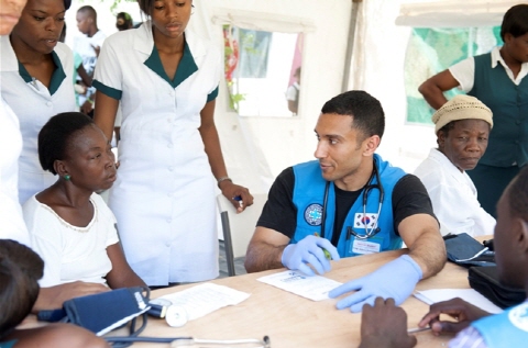 ▲ 아이티 의료봉사에는 많은 미국인 의사들이 함께 했고, 이들은 이후 진료에 대한 구체적인 계획을 세우기도 했습니다. (사진=황효정) 