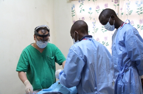 ▲ 케냐의 의학계를 짊어질 현지 자원봉사자들이 수술에 함께하며 많은 임상경험을 갖게 되었습니다. (사진=황효정)