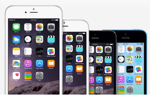 ▲ 아이폰 5 시리즈와 아이폰 6 플러스(맨 왼쪽), 아이폰 6(왼쪽에서 두 번째) (이미지 출처= 애플)
