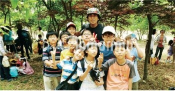 ▲ 한국의 초등학생들과 등산을 함께하며