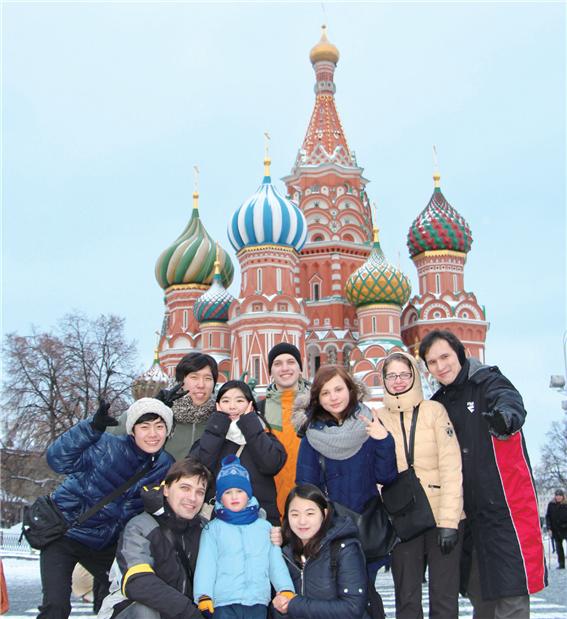 ▲ 모스크바 가족들과 함께 러시아의 대표적인 건축물인 성바실리 성당 앞에서