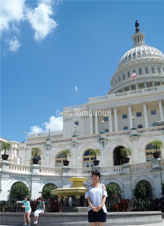 ▲ 2013년 8월, 장애청년드림팀의일으로 미국에서 연수를 했다. 워싱턴 국회의사당 앞에서