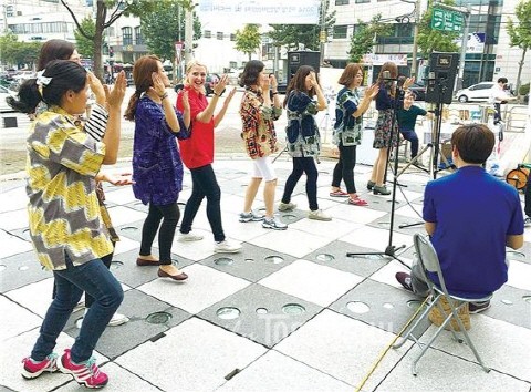 ▲ 굿뉴스코 출신 학생들과 함께 대전 시내에서 아프리카 노래를 부르며 (왼쪽에서 네 번째가 슈샤)