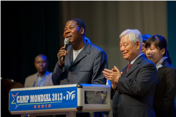 ▲ 2013년 IYF 행사에 참석해 축사를 하고 있는 야이보니 베냉 대통령(좌)과 박옥수 목사(우)