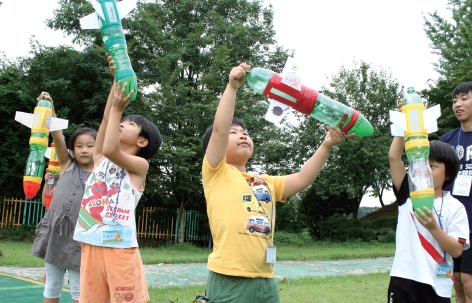 경기도 이천에 위치한 대서초등학교에서 여름발명학교를 했다. 물로켓 체험에 푹 빠진 아이들의 모습.