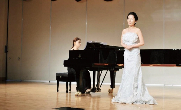졸업 연주회 무대에서 아리아와 한국가곡을 불렀다.