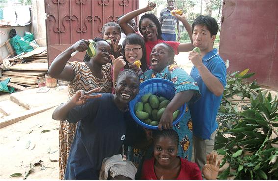망고 열매를 수확하던 날, 마을사람들과 함께(가운데가 임예지)