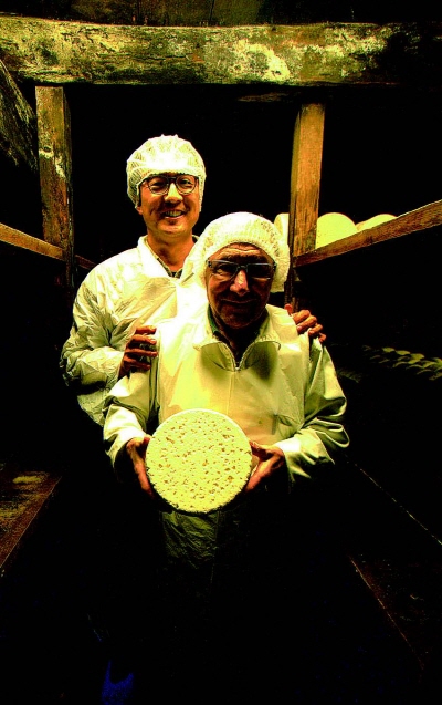 프랑스에서 유명한 푸른 곰팡이 치즈 로크포르.