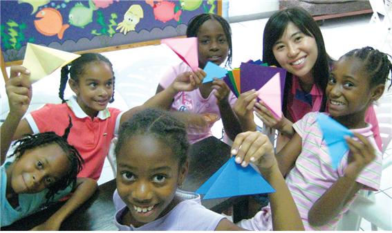 자메이카에서 초등학생들과 종이접기 교실을 마치고