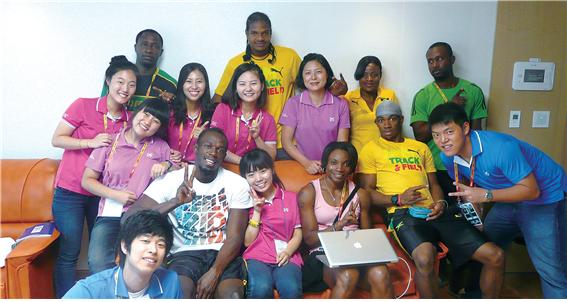 2011 대구 세계육상선수권 대회 후, 자메이카 선수단과. (도우미들 중 뒷줄에서 왼쪽 두번째가 윤이랑)