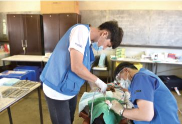 모든 진료과목이 다 그렇지만 특히 치과는 보조를 맡은 자원봉사자와의 호흡이 중요하다