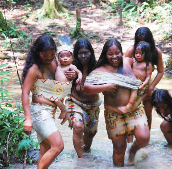 야루보족 여인들이 아이를 안고 물길을 지나고 있다. 아마존 여전사라는 이미지와는 달리 웃음짓는 그녀는 여느 인디오와 다르지 않다.