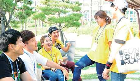 ▲ 한국장학재단의 프로그램인 차세대 리더 육성 멘토링 사업에 참여 중인 학생들. 멘토와의 만남을 통해 리더십을 갖추어 가는 그들의 미래가 밝다.