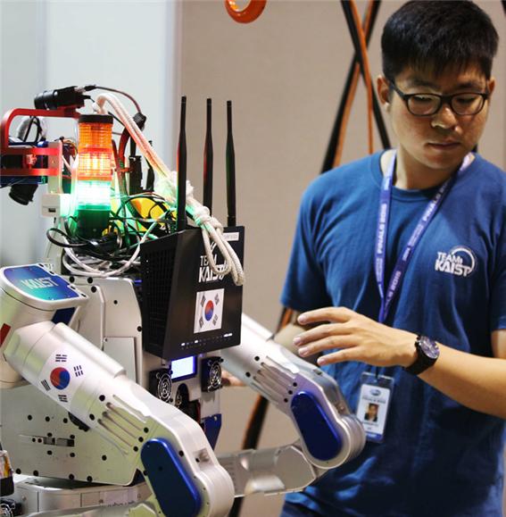 2015 세계 재난로봇 경진대회에서 대회 시작 전, 팀원이 최종적으로 로봇 상태를 점검하고 있다.