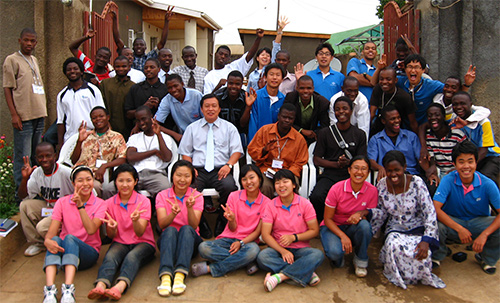 2008년 아프리카의 말라위에서 해외봉사단 단원으로 활동하던 시절, 현지 학생들과.