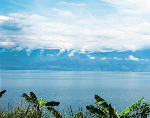 탕가니카 호수는 시베리아의 바이칼 호 다음으로 세계에서 두 번째로 큰 호수이다. 면적이 넓어서 부룬디, 잠비아, 콩고 민주공화국, 탄자니아에 걸쳐 있다.