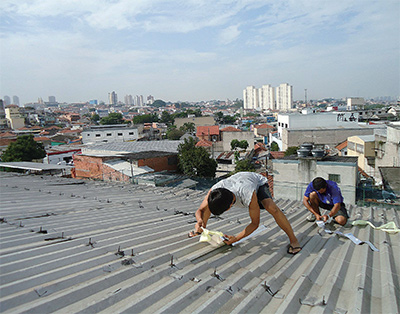 브라질 교육센터에서 지붕보수 작업중.