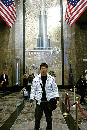 2007년 미국에 해외봉사 활동을 가서 뉴욕에서홍보를 마치고 엠파이어 스테이트 빌딩을 견학했다.