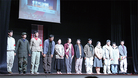 봉사단원 시절, 지역주민을 위한 연극공연을 했다.