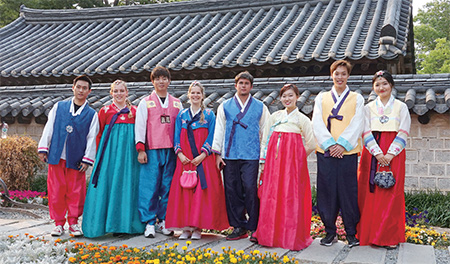 단국대 국제 학생회에서 만난 외국인 친구들과 전주한옥마을 투어를하며 한국의 아름다움을 소개했다.
