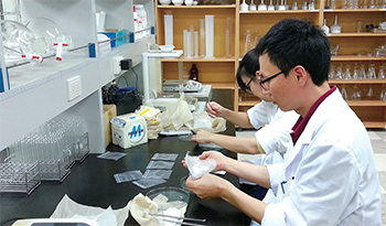영진약품 연구원들이 우수한 제품을 만들기 위해연구하는 모습.