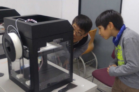 ▲ 한국해양대학교(총장 박한일) 는 1월 30일부터 이달 15일까지 초․중․고생과 학부모를 대상으로「3D프린터와 함께하는 창조경제 체험교실」을 운영했다. 사진 출처=한국해양대학교