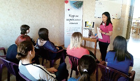 한글학교에서 ‘추석 문화’에 대해 설명하는 모습.