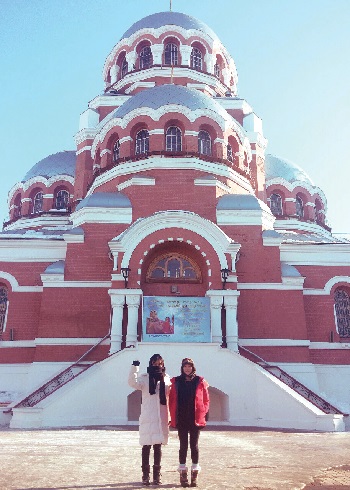 러시아 니즈니 노브고라드 정교 교회 앞.