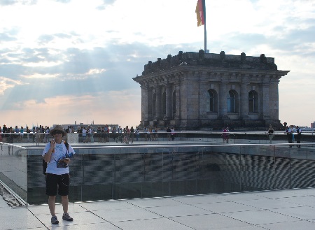 베를린 시청 옥상 위에 올라 따사로운 햇빛을 받으며.